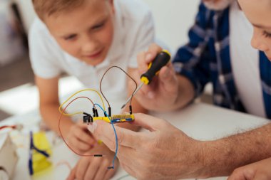 Telleri ile elektronik microscheme