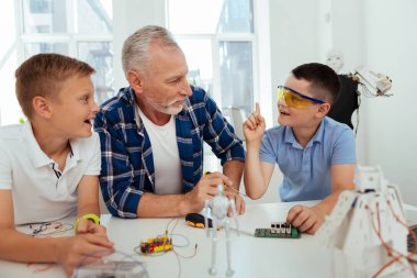 Onun fikir paylaşımı iyi akıllı çocuk