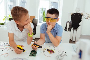 Akıllı güzel çocuklar düşünüyorum