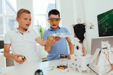 Sınıfta ayakta akıllı genç erkek