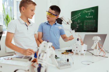 Birbirinizle konuşmak akıllı güzel çocuklar