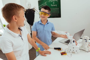 Neşeli akıllı çocuklar birlikte çalışma