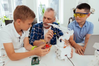 Akıllı genç erkek öğretmenleri için dinleme