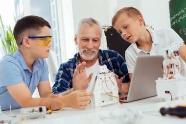 Robot arıyorum memnun akıllı çocuklar