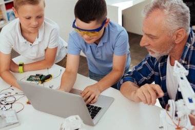 Güzel neşeli çocuk yazarak