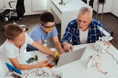 Dizüstü bilgisayar ekranında işaret eden güzel neşeli insanlar