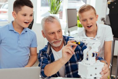 Pozitif öğretmenleri duran çocuklar heyecanlı