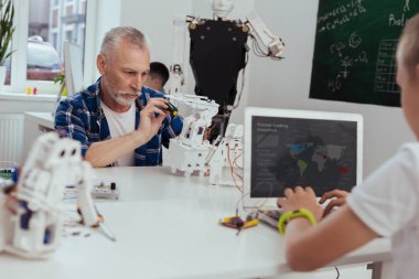 Onun yeni projede çalışan ciddi yaşlı adam