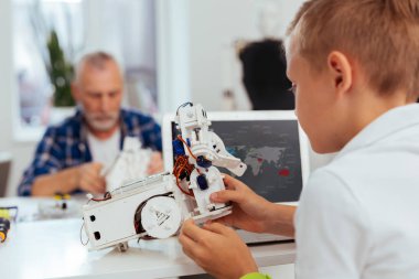 Küçük bir robot onun elinde tutan iyi hoş çocuk