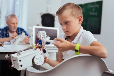 Bir robot holding ciddi iyi çocuk