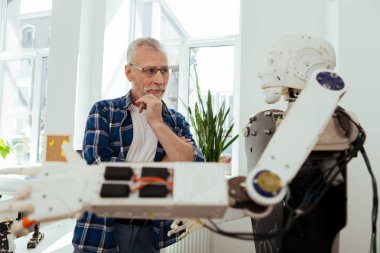 Akıllı düşünceli man robot arıyorum