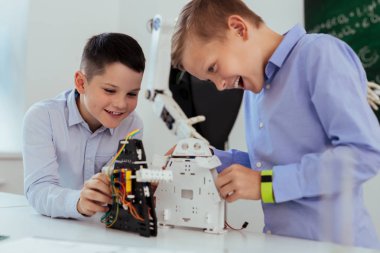 Pozitif heyecanlı çocuklar oynarken