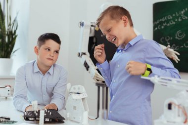 Mutlu sevimli çocuk eğleniyor