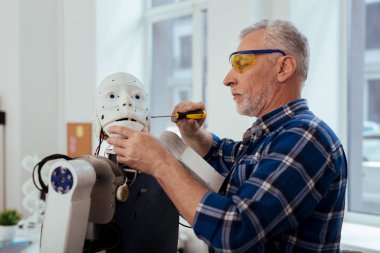 Bir tornavida tutan güzel yaşlı adam