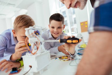 Pozitif sevimli çocuk bir robot yapma