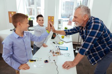 Mutlu adam çak bir beşlik veren yaşlı