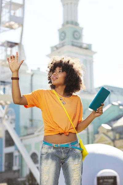 Sevimli kıvırcık kadın kendini gezi sırasında gezinme