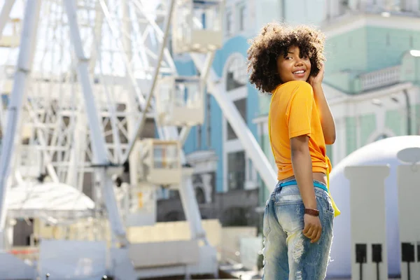 Pretty young woman posing half-turned in the downtown — Stock Photo, Image