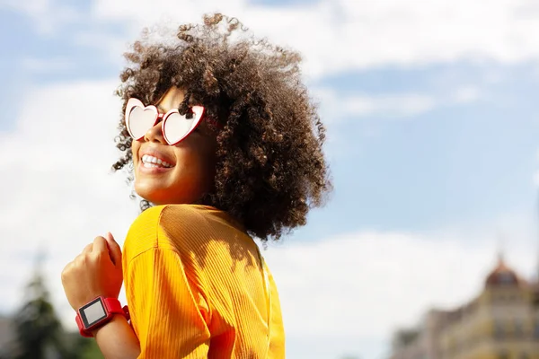Porträtt av glada kvinna i hjärtformade solglasögon — Stockfoto