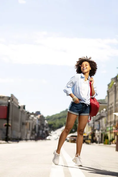 Glada lockigt kvinna ha tur i nya staden — Stockfoto