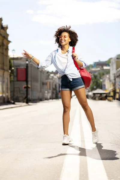 Glada lockigt kvinna ha promenad i centrum — Stockfoto