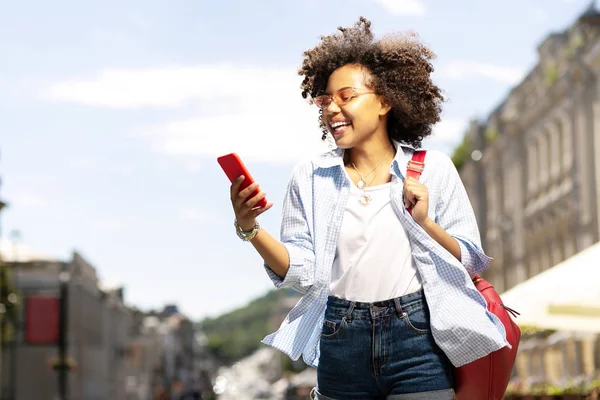 İyimser genç kadın ailesine iletileri gönderme