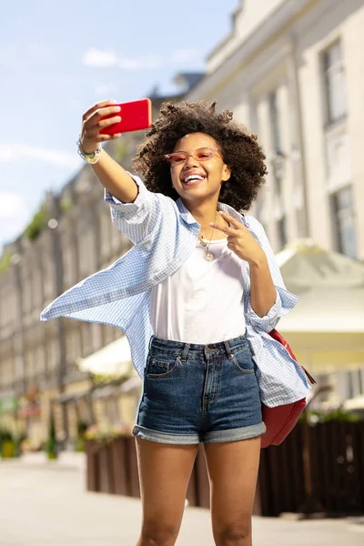 Selfie şehir turu sırasında alarak sevimli kıvırcık kadın