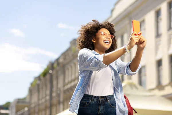 Charmig ung kvinna tar selfies under sightseeing — Stockfoto