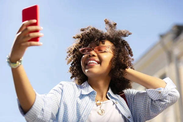 Glad ung kvinna poserar när du tar selfies — Stockfoto