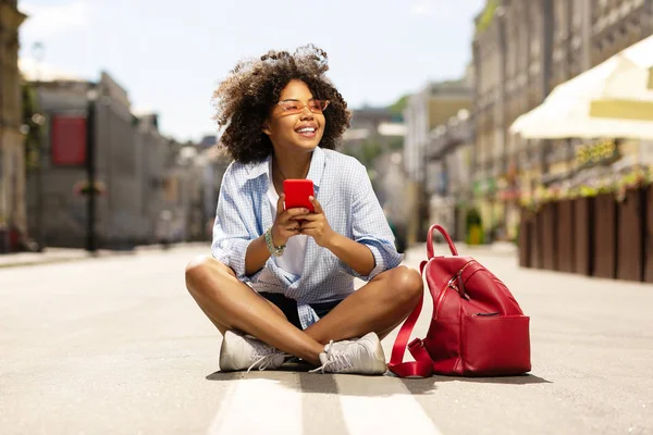 Asfalt üzerinde otururken kadın manifatura büyüleyici