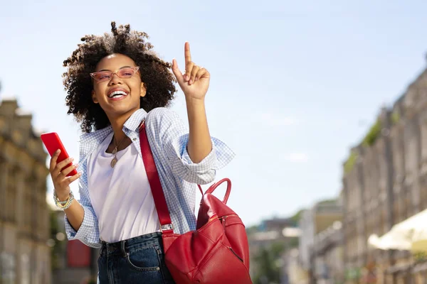 Bir dakika bekle isteyen hoş kıvırcık kadın