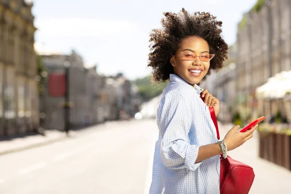 Sokaklarda telefon kullanırken poz sevimli kıvırcık kadın