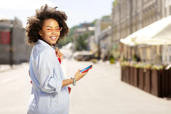Güzel kadın yürürken hava tahmini denetimi