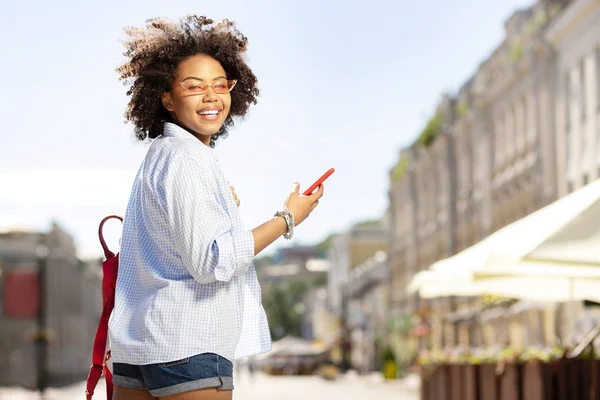 Yürüyen çok kıvırcık kadın ve manifatura