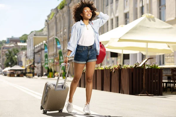 Bir çanta taşıyan sevimli genç kadın