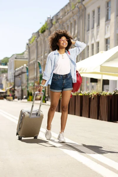 Schöne lockige Touristen zu Fuß zur Herberge — Stockfoto