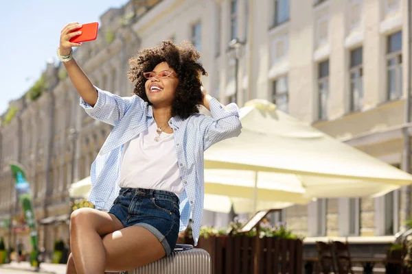 Selfie Paus Bedårande Kvinnlig Turist Tar Paus Och Tar Selfie — Stockfoto
