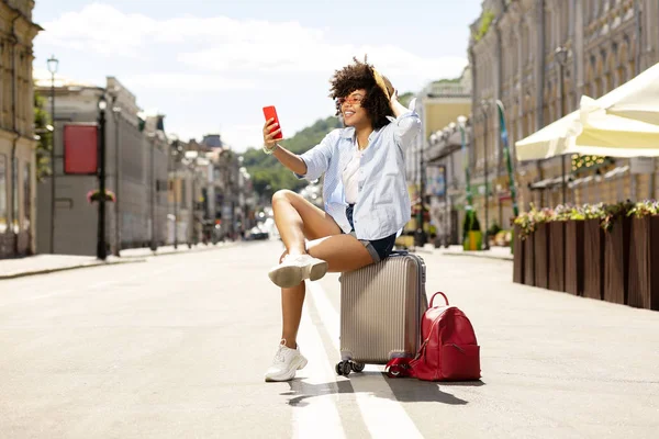 Joyeuse touriste féminine envoyant selfies à ses amis — Photo