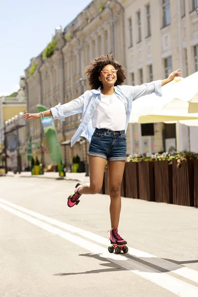 Neşeli kıvırcık kız paten keyfi