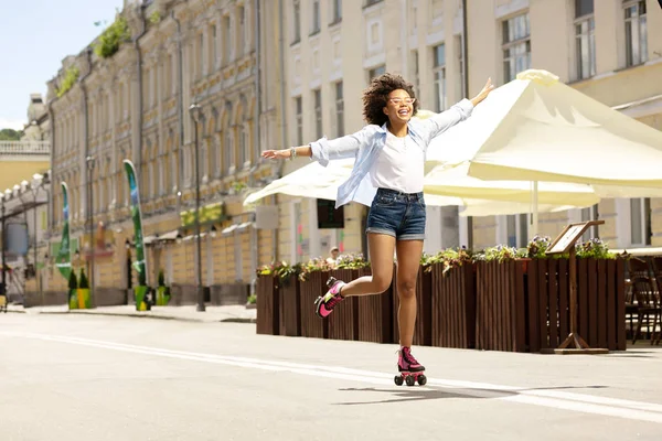 Katolog ve eller yayılan neşeli kıvırcık kız