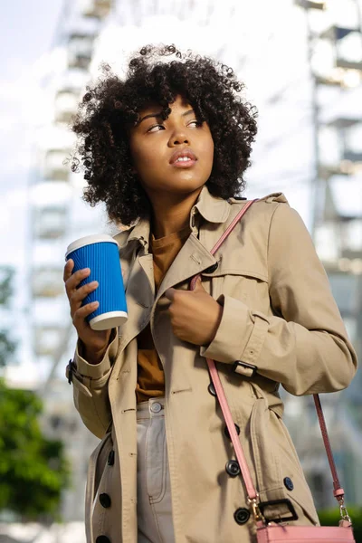 Hermosa mujer en gabardina sosteniendo taza de café —  Fotos de Stock