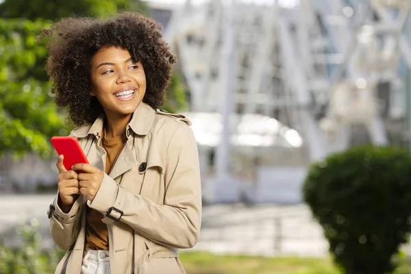 Neşeli kıvırcık kız trençkot manifatura ve gülümseyen