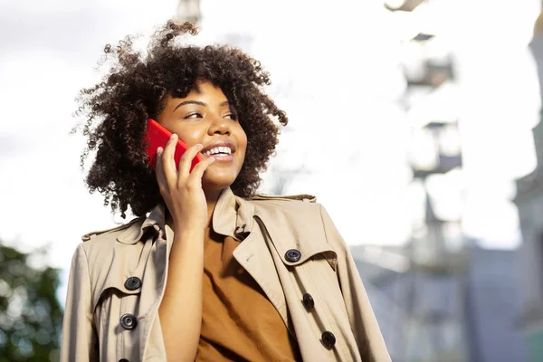 Ailesi arama ve gülümseyen hoş genç kadın