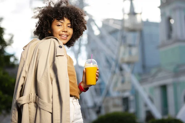 Encantadora joven posando con una taza de jugo — Foto de Stock