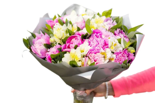 Nätta kvinnlig hand hållande en vacker bukett blommor — Stockfoto