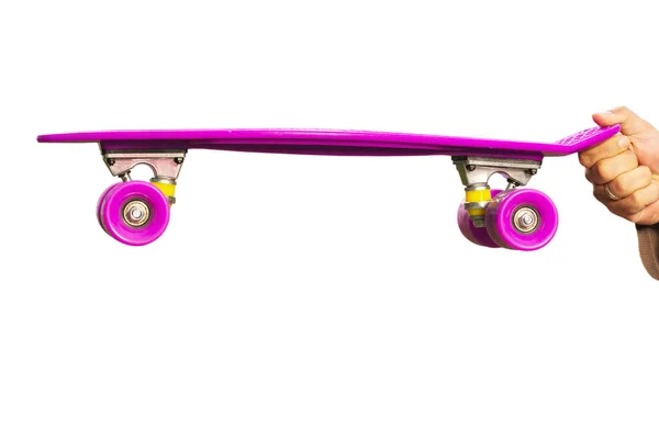 Vrouwelijke hand met paarse mini skateboard — Stockfoto