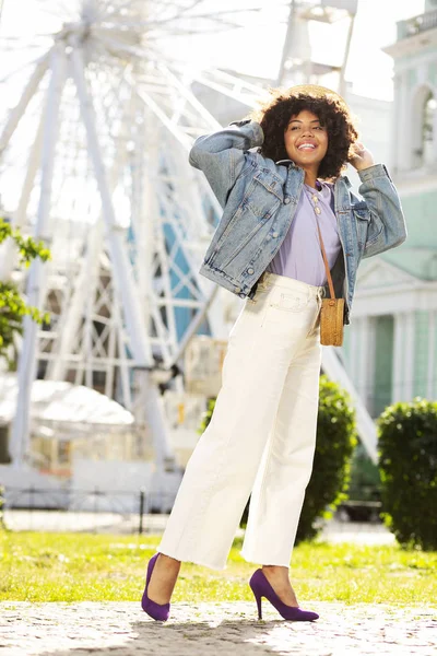 Sevimli kıvırcık kız parkta poz