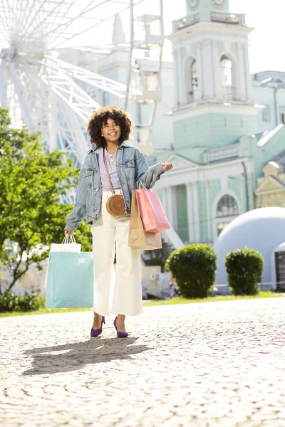 Charmiga curly girl kommer tillbaka från shopping — Stockfoto