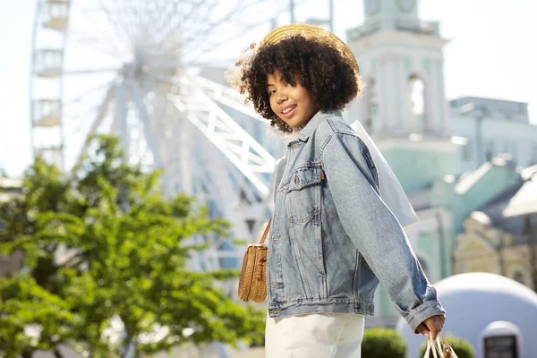 Agradable joven posando con bolsas de compras — Foto de Stock