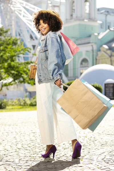 Mujer bastante joven que lleva muchas bolsas de compras —  Fotos de Stock
